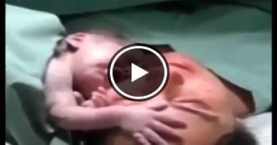 الفيديو الكامل للطفل الذى يتمسك بأمه بعد ولادتى