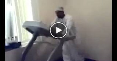 بالفيديو سعودي اول مره يستخدم المشاية الكهربائية ومبيعرفش يوقفها