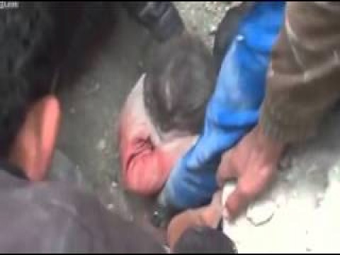 شاهد طفل سوري يخرج من بين الانقاض حي