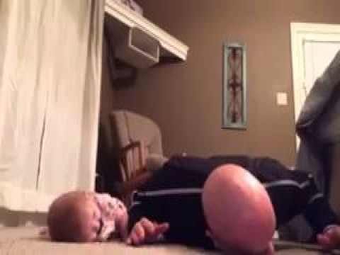 فيديو رائع لطفلة تعمل تمارين مع ابوها