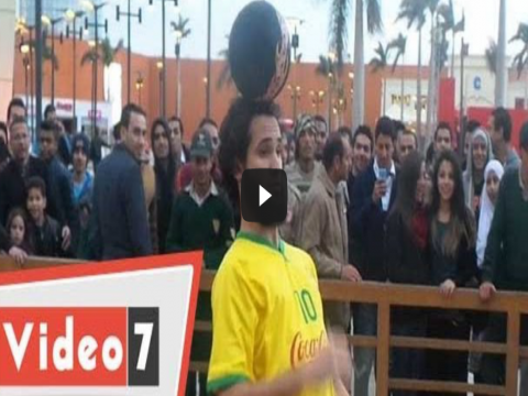 فيديو شاب مصرى يبهر الجمهور بمهاراتة أثناء زيارة الأسطورة بيلي