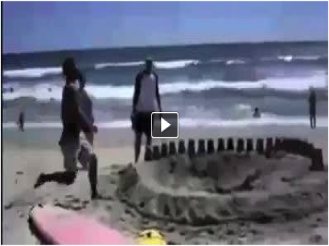 بالفيديو شخص يختفي وسط الرمال