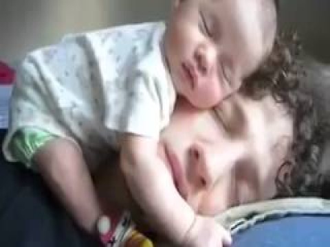فيديو لازم تشوفه،، طفلة نائمة فوق راس ابوها